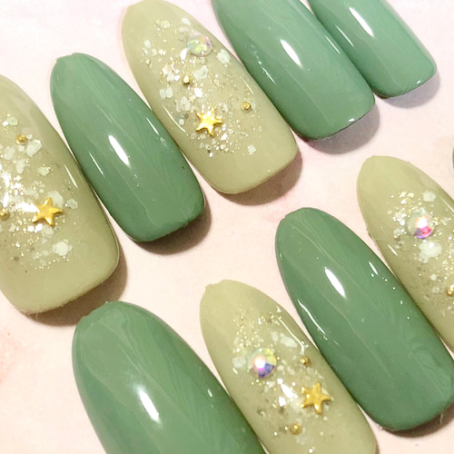 モスグリーンワンカラーキラキラチップ ネイルチップ（つけ爪） hana