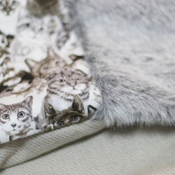 大人のモノトーン揃え猫スヌード 短毛シルバーファーとグレーフリースの3種 裏ベージュの細畝コーデュロイ ロシアンブルー風 5枚目の画像