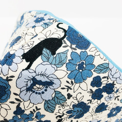 附內袋的環保布口罩 黑貓在小花間玩耍 綠松石藍分層藍色自由印花 第3張的照片