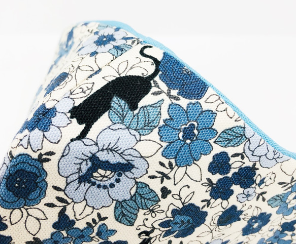附內袋的環保布口罩 黑貓在小花間玩耍 綠松石藍分層藍色自由印花 第3張的照片