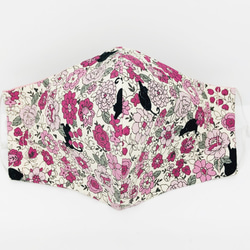 附內袋的環保布口罩。黑貓在小花間玩耍。煙粉色櫻花層。桃色自由印花。 第2張的照片