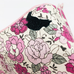 附內袋的環保布口罩。黑貓在小花間玩耍。煙粉色櫻花層。桃色自由印花。 第3張的照片