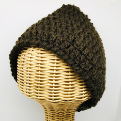 ダークチョコレートのような深いココアモカブラウン 春のパステルカラーを引き締める焦げ茶色のニット帽子 1枚目の画像