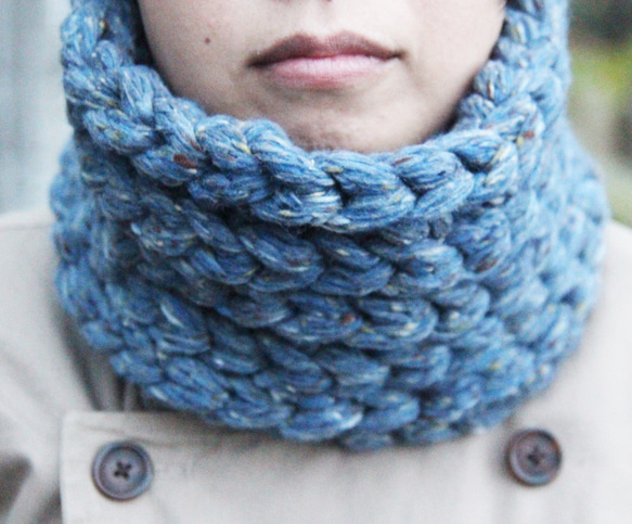 イタリア製毛糸 チャンキーツイード 首すっぽり手編みスヌード 雲がかった薄青色のクラウドブルー 5枚目の画像