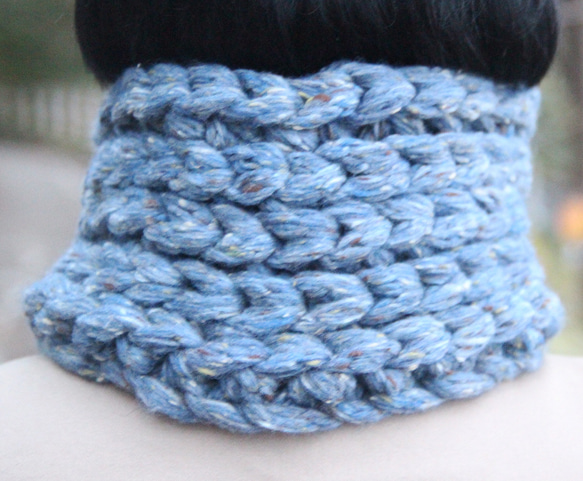 イタリア製毛糸 チャンキーツイード 首すっぽり手編みスヌード 雲がかった薄青色のクラウドブルー 6枚目の画像