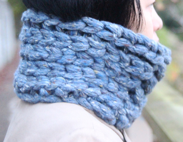 イタリア製毛糸 チャンキーツイード 首すっぽり手編みスヌード 雲がかった薄青色のクラウドブルー 4枚目の画像