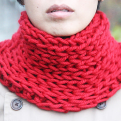 【冬物限定セール】 日本製毛糸ジャンボメリノ 首すっぽり手編みスヌード 鮮やかな赤い紅色 3枚目の画像