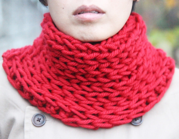 【冬物限定セール】 日本製毛糸ジャンボメリノ 首すっぽり手編みスヌード 鮮やかな赤い紅色 3枚目の画像