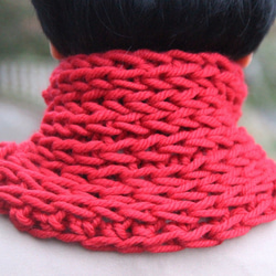 【冬物限定セール】 日本製毛糸ジャンボメリノ 首すっぽり手編みスヌード 鮮やかな赤い紅色 4枚目の画像