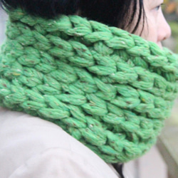 イタリア製毛糸 チャンキーツイード 首すっぽり手編みスヌード 新緑の草原色 淡いグリーン 4枚目の画像