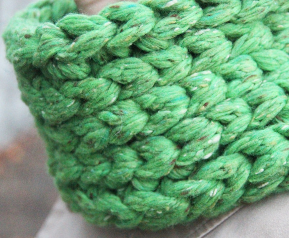 イタリア製毛糸 チャンキーツイード 首すっぽり手編みスヌード 新緑の草原色 淡いグリーン 3枚目の画像