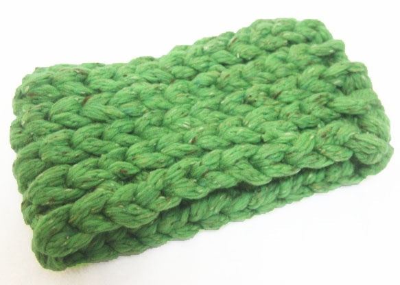 イタリア製毛糸 チャンキーツイード 首すっぽり手編みスヌード 新緑の草原色 淡いグリーン 2枚目の画像