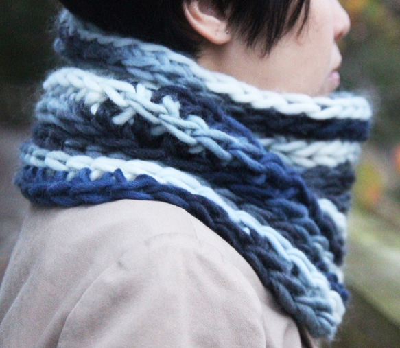 日本製毛糸 ウール100％ 白夜のグラデーションスヌード 白とブルーとネイビーの寒色系 5枚目の画像