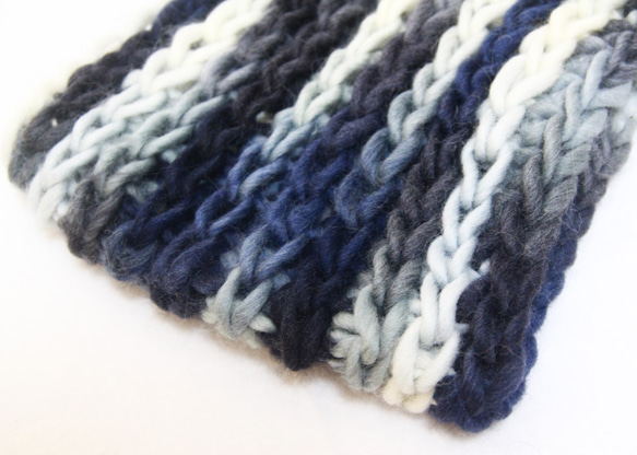 日本製毛糸 ウール100％ 白夜のグラデーションスヌード 白とブルーとネイビーの寒色系 3枚目の画像
