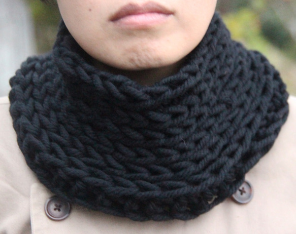 【冬物限定セール】日本製毛糸ジャンボメリノ 首すっぽり手編みスヌード しずかな黒色 ミニマルブラック 4枚目の画像