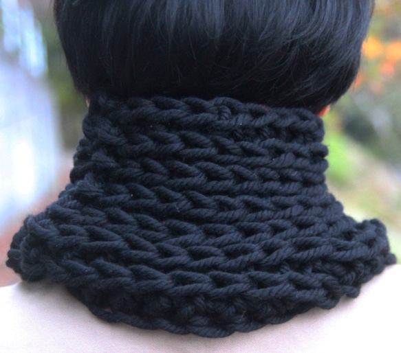 【冬物限定セール】日本製毛糸ジャンボメリノ 首すっぽり手編みスヌード しずかな黒色 ミニマルブラック 5枚目の画像