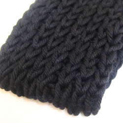 【冬物限定セール】日本製毛糸ジャンボメリノ 首すっぽり手編みスヌード しずかな黒色 ミニマルブラック 1枚目の画像