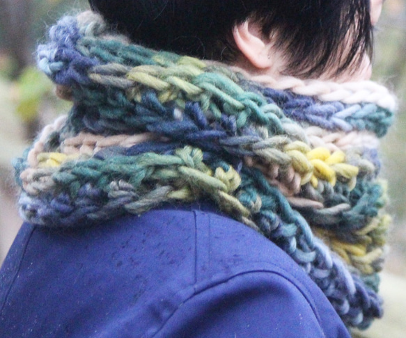 日本製毛糸ウール100％ 白グリーンブルーベージュの彩り 森林グラデーションのスヌード 3枚目の画像
