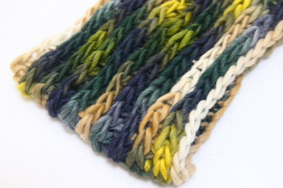 日本製毛糸ウール100％ 白グリーンブルーベージュの彩り 森林グラデーションのスヌード 1枚目の画像