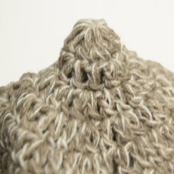 【送料無料】英国羊毛 グレーベージュと白の３本毛糸を合わせ編みしたとんがりニット帽 4枚目の画像