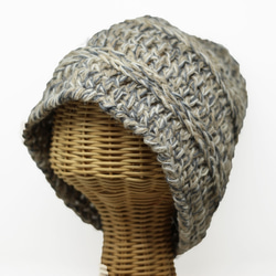 【送料無料】ダークグレーのアルパカ混毛糸とベージュとオフホワイトの３本毛糸を合わせ編みしたナチュラルなニット帽 1枚目の画像