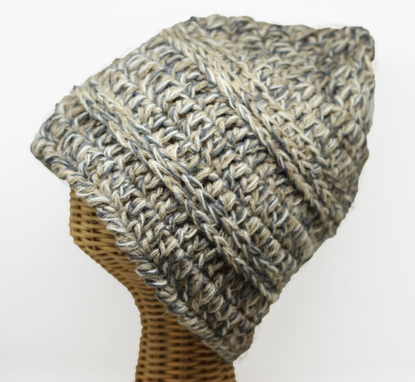 【送料無料】ダークグレーのアルパカ混毛糸とベージュとオフホワイトの３本毛糸を合わせ編みしたナチュラルなニット帽 2枚目の画像