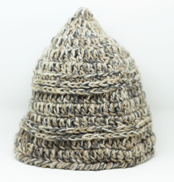 【送料無料】ダークグレーのアルパカ混毛糸とベージュとオフホワイトの３本毛糸を合わせ編みしたナチュラルなニット帽 3枚目の画像