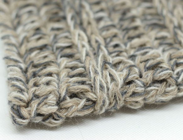 【送料無料】ダークグレーのアルパカ混毛糸とベージュとオフホワイトの３本毛糸を合わせ編みしたナチュラルなニット帽 4枚目の画像