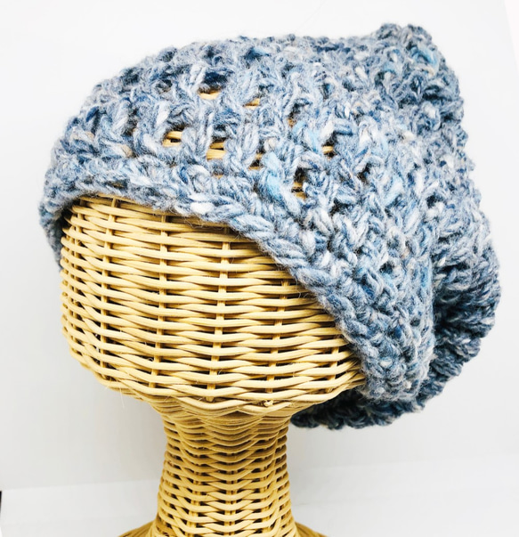 【送料無料】 NORO羊毛100％ 野呂毛糸 大きめサイズ ブルーグレー系 ふんわり軽いあったかニット帽 1枚目の画像
