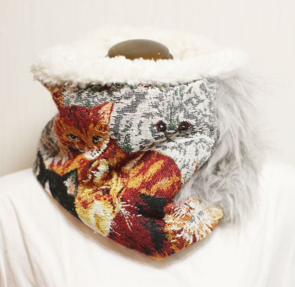 【再販】猫いっぱいゴブラン織りと裏面シープボア シルバーグレーの長毛ファー付きスヌード 1枚目の画像