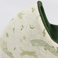 【送料無料】ポケット付き 立体春マスク コットンリネン 森の猫の音楽会 エクリュベージュに緑のレイヤード重ね 3枚目の画像