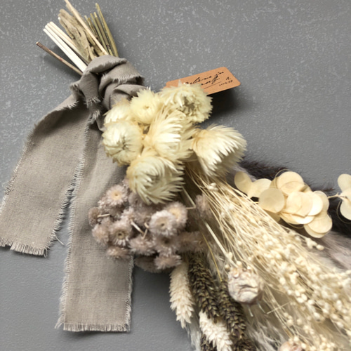 染め花のホワイト スワッグ　ハンドメイド　アートフラワー　リボン付き 染め花のホワイト スワッグ ハンドメイド アートフラワー リボン付き