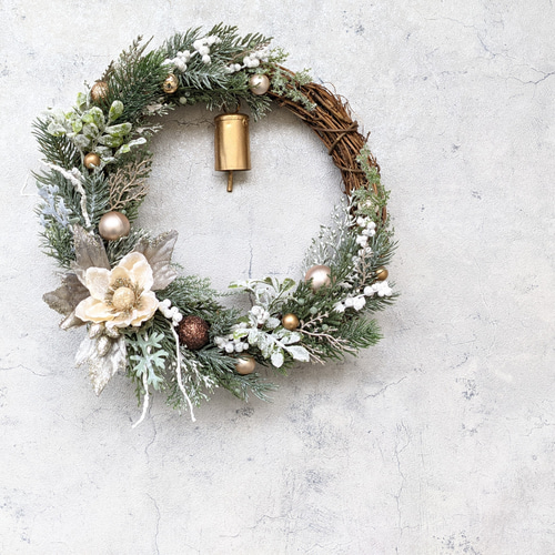 聖なる音色のベル付きウインターリース / クリスマスリース 造花リース
