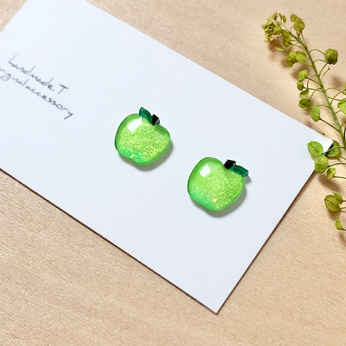 LOVE by e.m 青リンゴピアス　新品未使用品 ピアス リンゴ 青りんご ブルー アップル アクセサリー フック