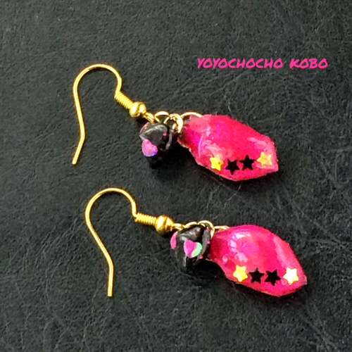 ショッキングピンクのロックなフックピアス} レジン作品 アクセサリー 