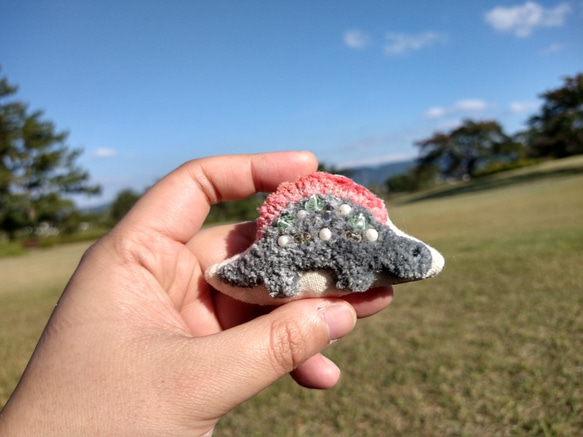 刺繍キーホルダー・恐竜くん(グレー) 1枚目の画像