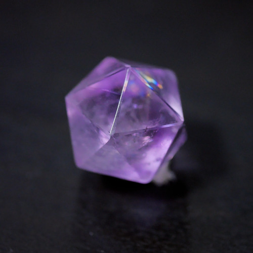 虹入りアメジスト（正20面体・イコサヘドロン） 天然石 サルサパリラ  