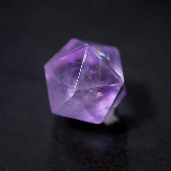 虹入り　アメジスト　ぶどう彫刻　縁結び　子孫商売繁盛　天然石水晶 紫水晶はすごい！！］10mm十二支梵字一体彫本水晶 アメジスト