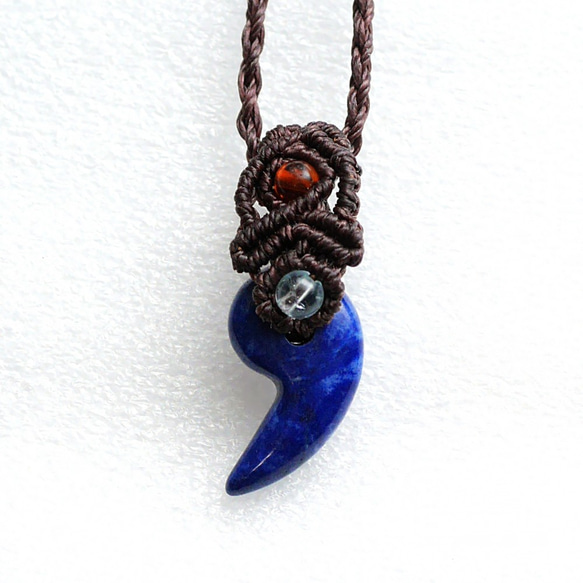 【マクラメペンダント】勾玉・天然 ラピスラズリ・ブルートパーズ マクラメペンダント☆勾玉・天然 ラピスラズリ・ブルートパーズ