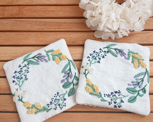 刺繍コースター／ラベンダーとミモザのリース ギフトにも最適 
