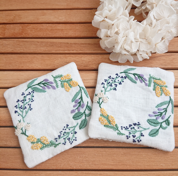 刺繍コースター／ラベンダーとミモザのリース ギフトにも最適