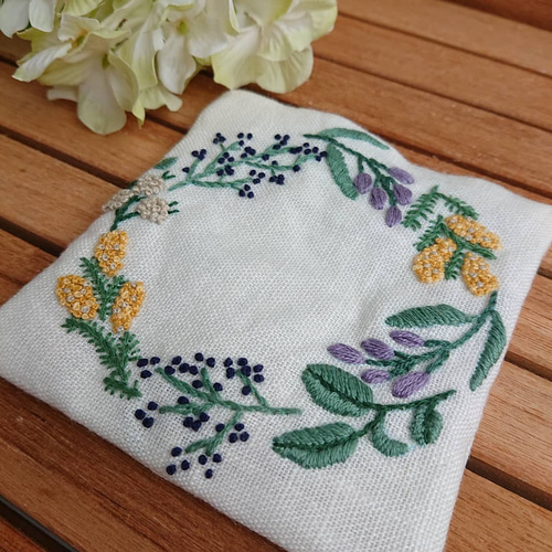 刺繍コースター／ラベンダーとミモザのリース ギフトにも最適  
