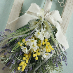 春を呼ぶミモザのスワッグ♡～ミモザ&ラベンダーに可愛い小花とリボンをあしらって 4枚目の画像