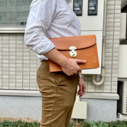 最も気軽なクラシックバッグ】ブライドルレザーのスモールクラッチ