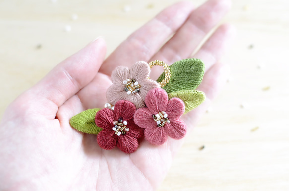 お花の刺繍ヘアクリップ　ベイクドカラー3色 7枚目の画像