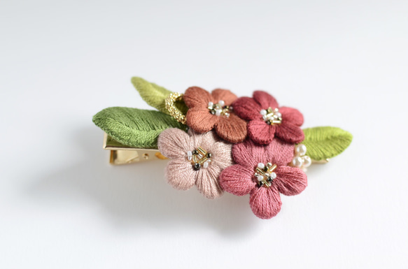 お花の刺繍ヘアクリップ　ベイクドカラー4色 3枚目の画像