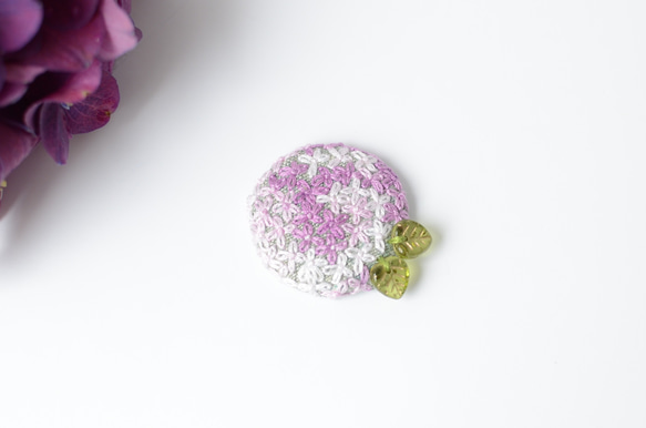 紫陽花の刺繍ブローチ/ポニーフック　マーブルソーダ 2枚目の画像