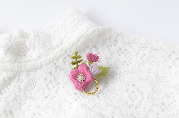 薔薇色の刺繍ブローチ 2枚目の画像