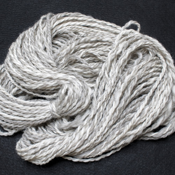 手紡ぎ毛糸（淡グレー系双糸） 1枚目の画像