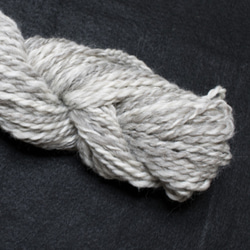 手紡ぎ毛糸（淡グレー系双糸） 2枚目の画像